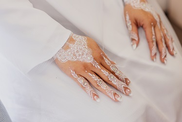 Henna Hands | Anxiety Therapist in Los Angeles, CA | Anxiety treatment in LA | Woodland Hills Therapy | Online therapy in California